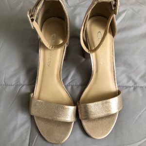 CL sz 6 gold heels